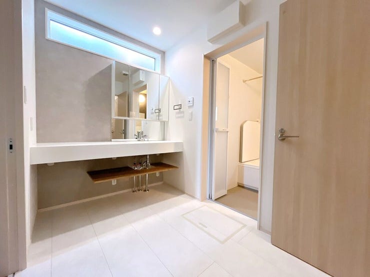 明るく清潔感溢れる洗面スペース。毎日使う場所だからこそ、快適な空間となっております。