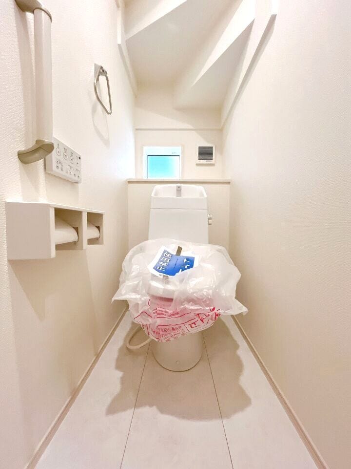 明るくて清潔感のあるトイレスペース♪洗浄便座付トイレ!広々した空間で気持ちよく過ごせます。