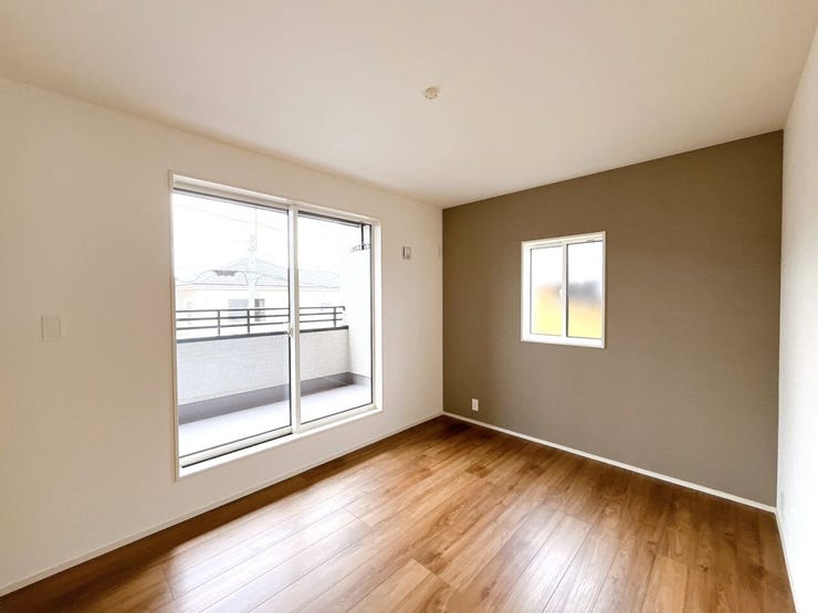 大きな窓があり、明るい洋室です。アクセントクロスが落ち着いた空間を演出します。