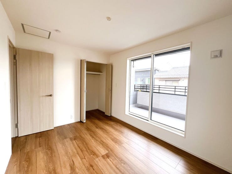 こちらのお部屋からもバルコニーへ出られます。