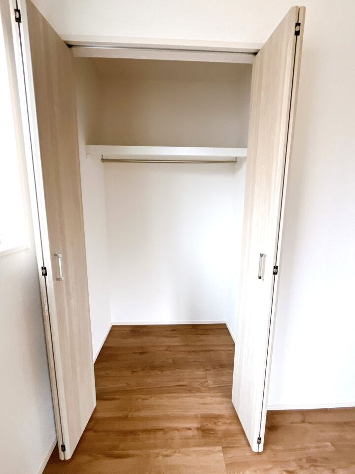 ゆとりのある収納スペースでお部屋をすっきりと出来ます。