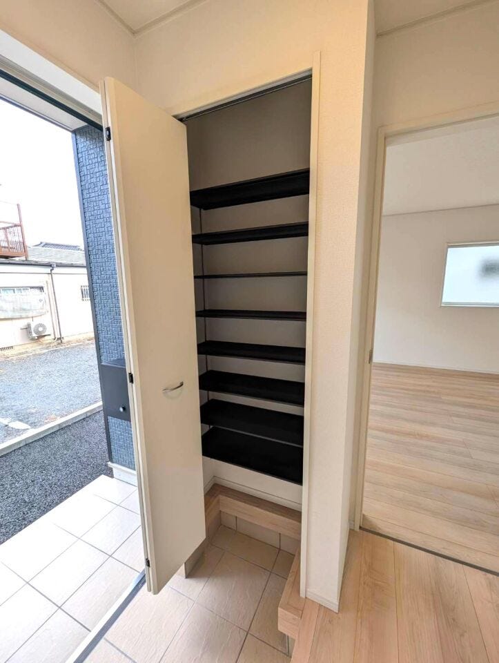 靴や雨具等を収納できます
