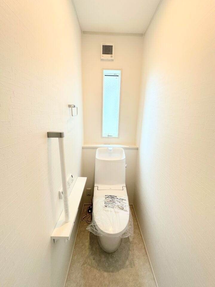 1階トイレ!節水省エネ仕様の暖房便座付きシャワートイレを採用しました。