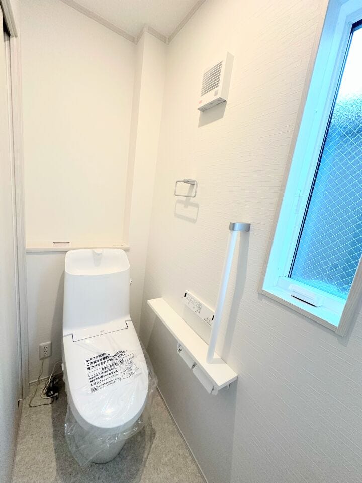 2階トイレ!節水省エネ仕様の暖房便座付きシャワートイレを採用しました。