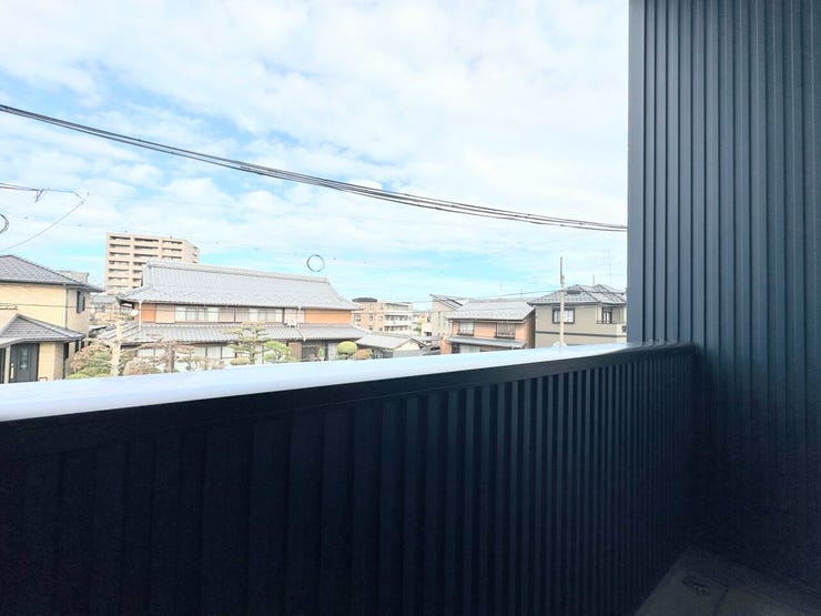 バルコニーは2か所あります。晴れた日には、洗濯物がよく乾きます。