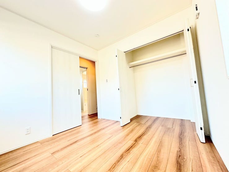 すべての洋室には、たっぷり収納できるクローゼットが設置してあります。