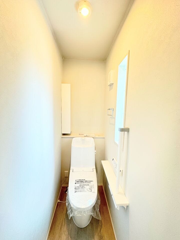 1階トイレ!節水省エネ仕様の暖房便座付きシャワートイレを採用しました。