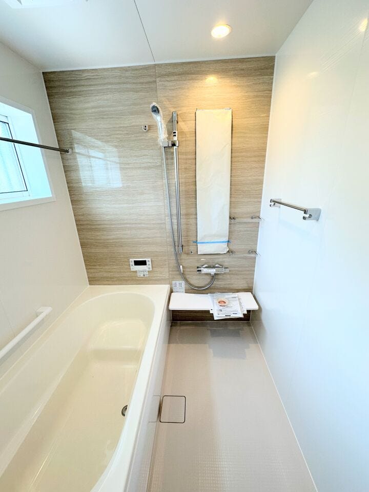 ゆったり入れる浴槽や、一坪サイズのゆとりの空間で床面に細かな排水溝を加工してあることで、乾きやすく、滑りにくく、汚れにくい仕様になっており、浴室換気乾燥暖房機も設置あり。