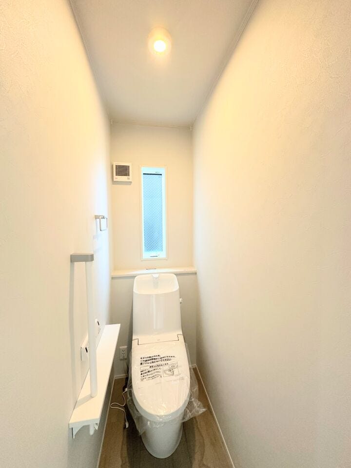 2階トイレ!節水省エネ仕様の暖房便座付きシャワートイレを採用しました。