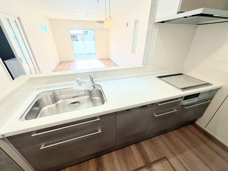 機能面や使いやすさを備えたシステムキッチンで原水・シャワー・浄水をひとつの水栓でスムーズに切り替えられ、とても便利な浄水器がついており、食器洗浄乾燥機が標準装備されております。