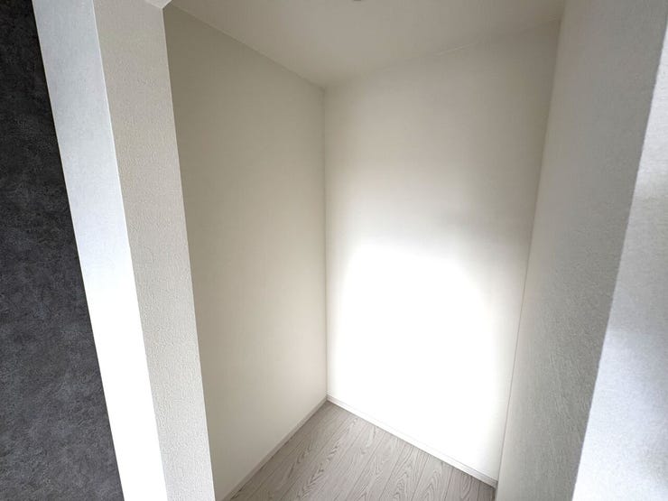 季節物のお洋服などしっかり収納できます♪
旅行鞄などかさばる収納もすっきり片付きますね♪