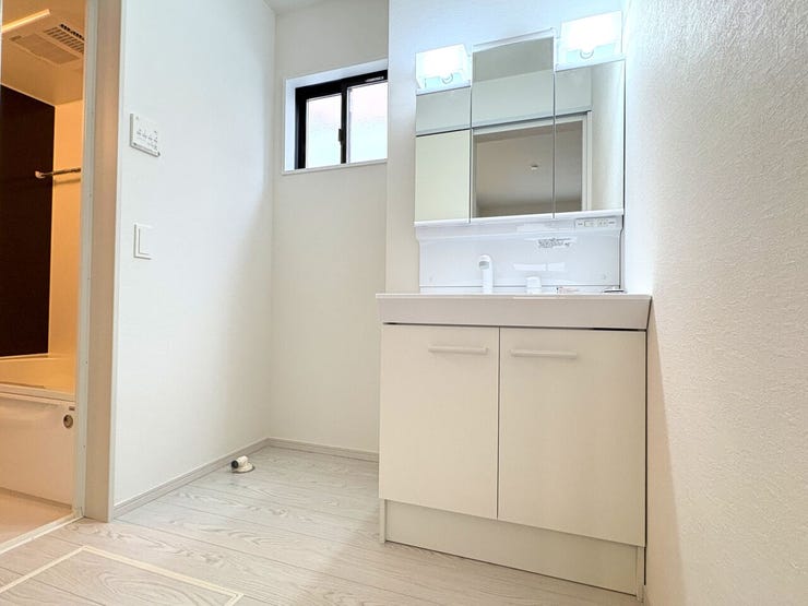 シャワー付き洗面化粧台♪
朝の身支度も楽々♪