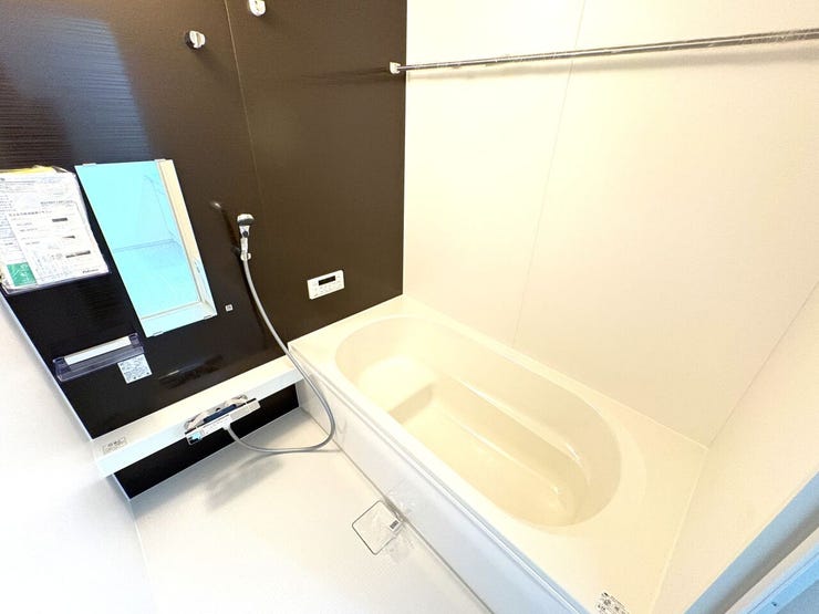 ゆったりくつろげるバスルーム♪
小窓付きで換気もバッチリです♪