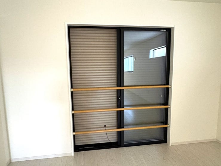 シャッター雨戸
長期の旅行や台風などの災害に役立ちます!