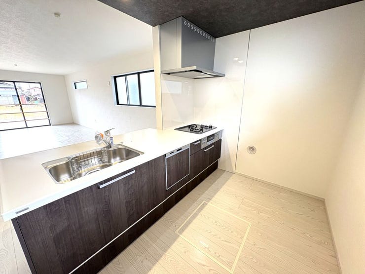 使い勝手の良いカウンターシステムキッチン♪
家族の様子を見守りながら家事ができます♪