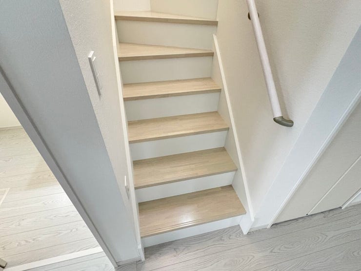 小さなお子様からご年配の方まで安心の手すり付き階段♪