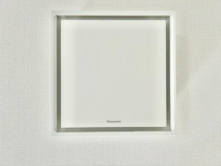 ◇熱交換気システム◇
室内の温度と湿度を、ある一定程度に保つことができます。機械を用いて24時間空気を入れ替えるため、花粉やPM2.5等の有害物質が取り除かれ、いつでも綺麗な空気で生活ができます。