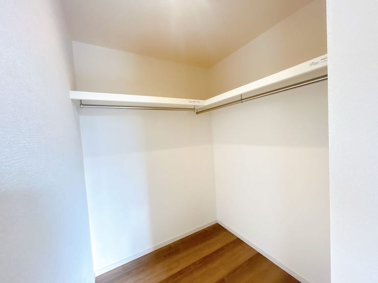 ウォークインクローゼットは高さのある荷物や洋服をたくさん収納できます。