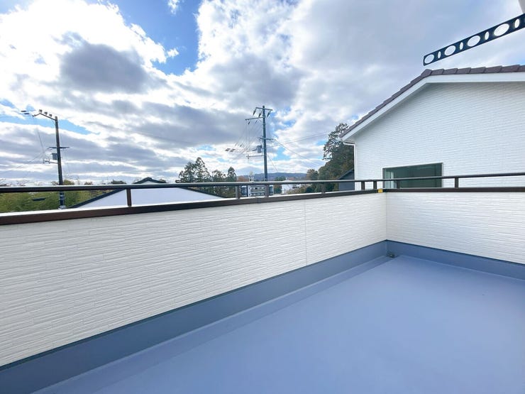 バルコニーは日当たり良好で、洗濯物もよく乾きます◎