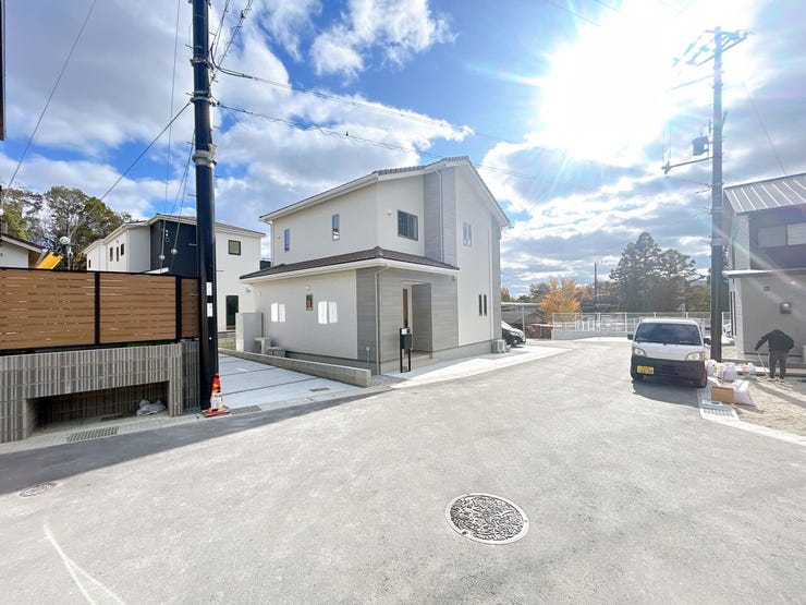 静かで落ち着いた閑静な住宅地です。
子育て世代の生活環境としても最適です◎