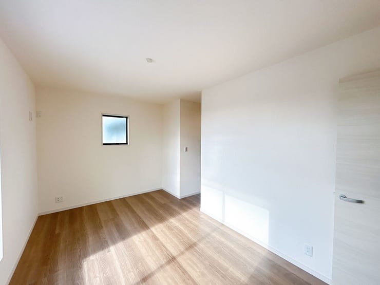 窓から風を感じられる快適なお部屋です。