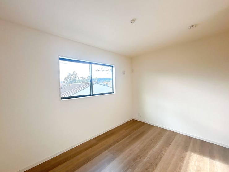 窓から日が差す明るいお部屋です。