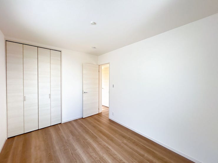 どんな家具にもフィットする床材カラーのお部屋です。