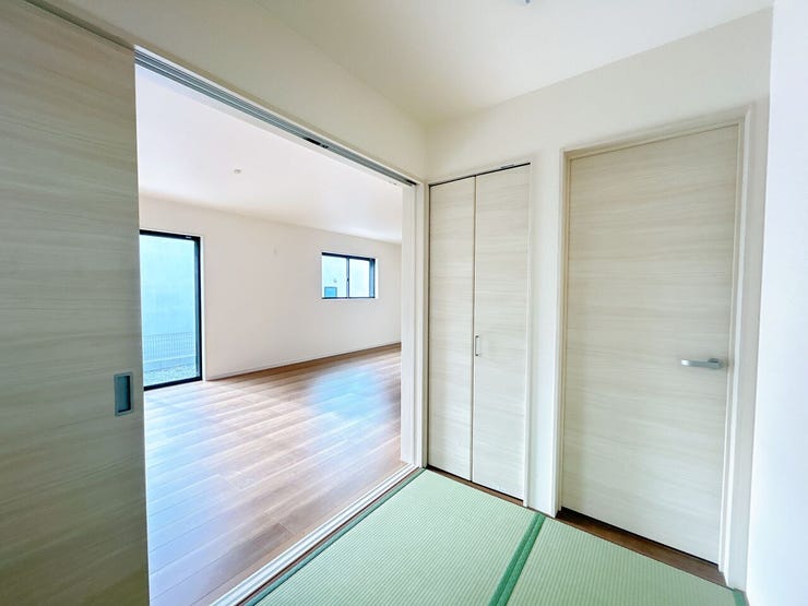 リビング横の和室スペースは休憩したり、お子様の安全な遊びスペースとしても使えます◎