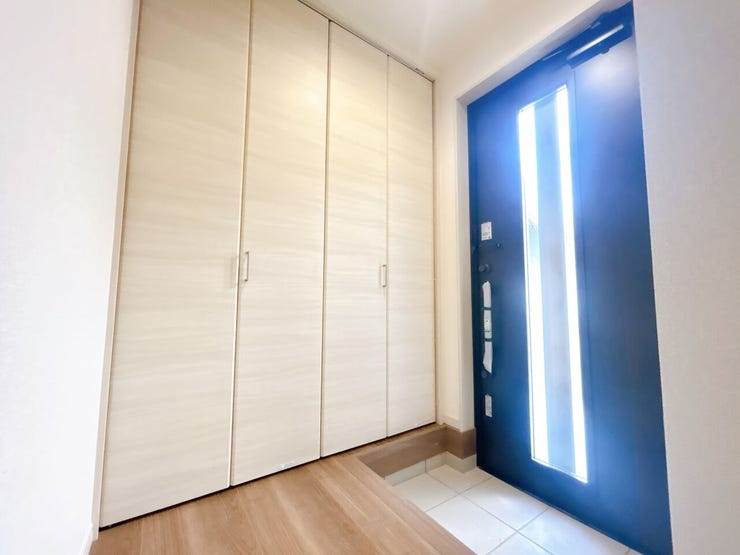 光が差す明るい玄関です。