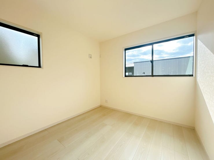 白を基調にした内装で空間がより広く感じられるお部屋です。