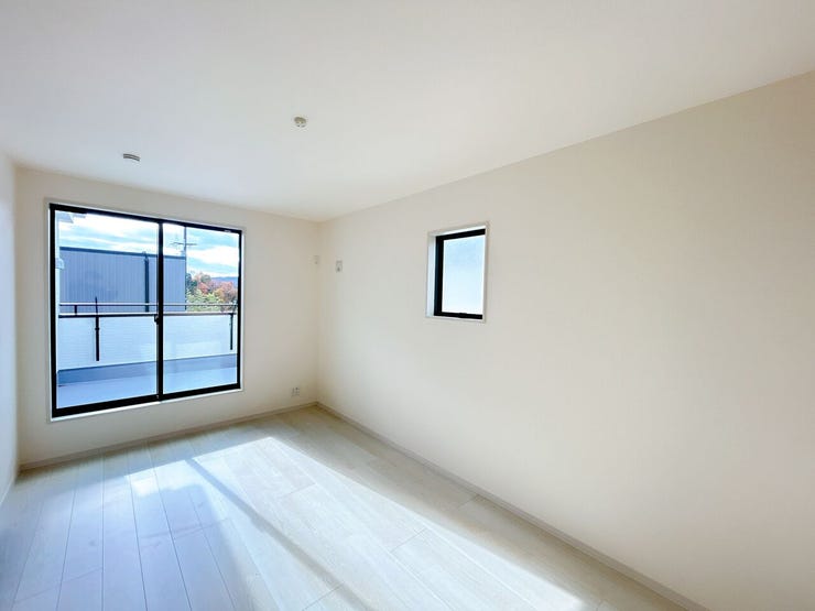 大きな窓から朝日が差し込み、目覚めのよい1日が迎えられそうです◎