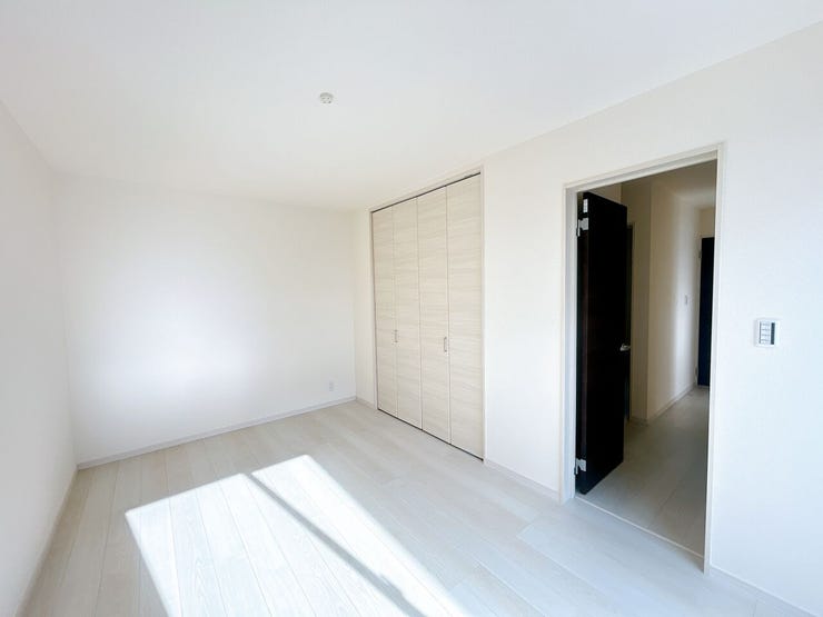 窓から風を感じられる快適なお部屋です。