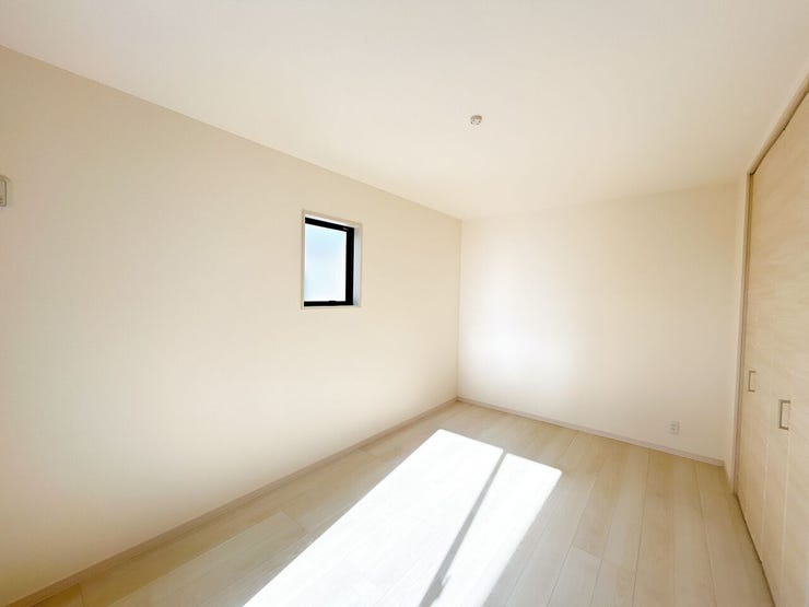 窓から日が差す明るいお部屋です。