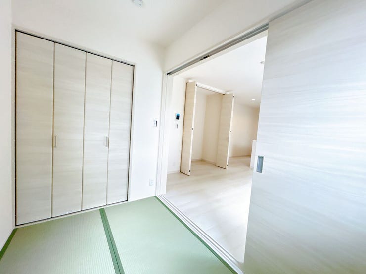 リビング横の和室スペースは休憩したり、お子様の安全な遊びスペースとしても使えます◎