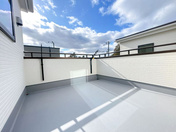 バルコニーは日当たり良好で、洗濯物もよく乾きます◎