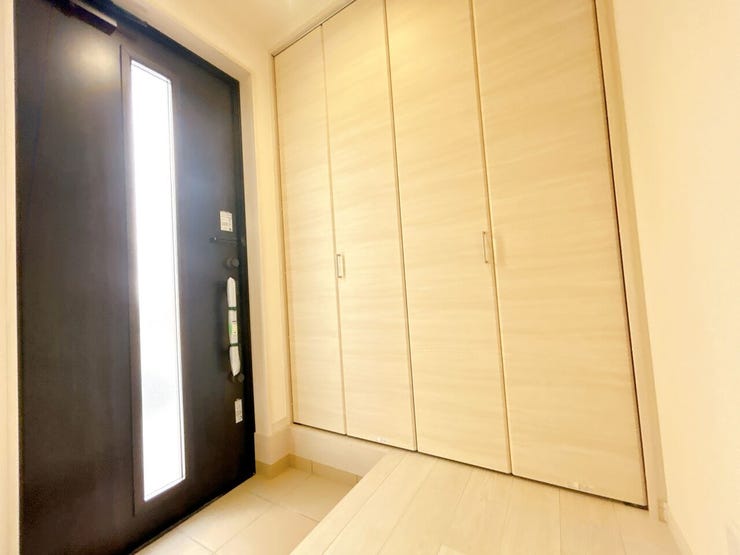 光が差す明るい玄関です。