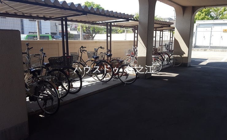 ★屋根付きの駐輪場ですので雨の日も安心。サドルが濡れる事も無いですね!