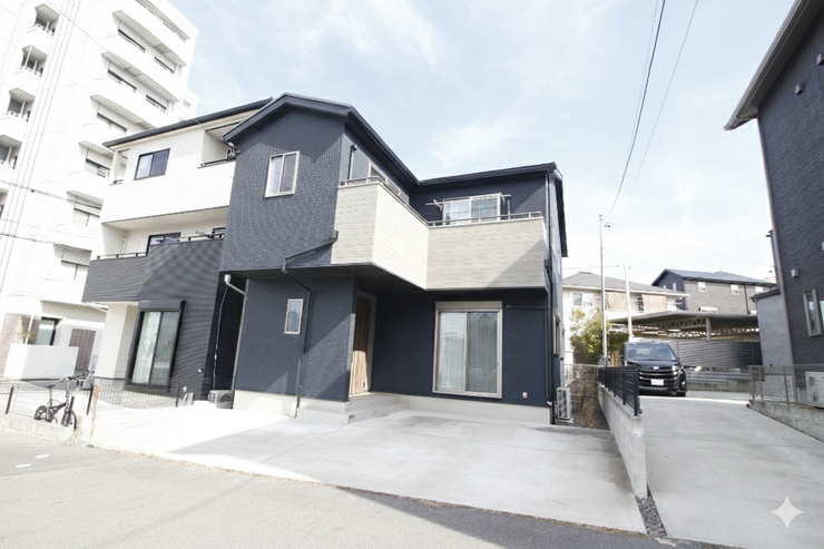 【外観】
2021年築の築浅物件!
車種にもよりますが、駐車3台可能です。
(CG加工あり。現況と異なる場合があります)