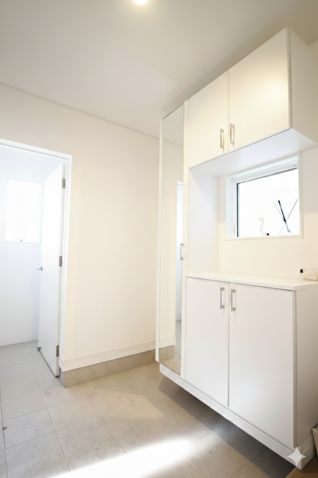 シューズボックス+シューズインクローゼット付きです。
たくさん収納できるので便利ですね。
(CG加工あり。現況と異なる場合があります)