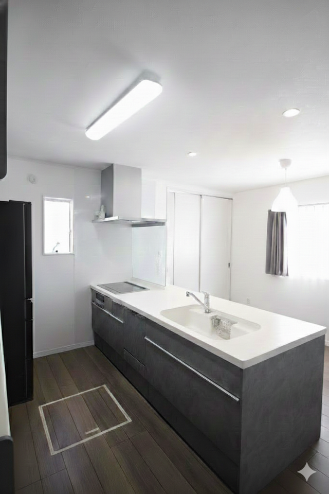 対面式キッチンは、リビング全体を見渡すことができるので、小さなお子様がいても安心です。
(CG加工あり。現況と異なる場合があります)