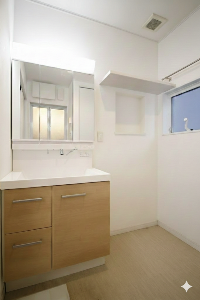 鏡の裏が収納スペースになっているので、散らかりがちな洗面用具を隠して収納可能です。
(CG加工あり。現況と異なる場合があります)