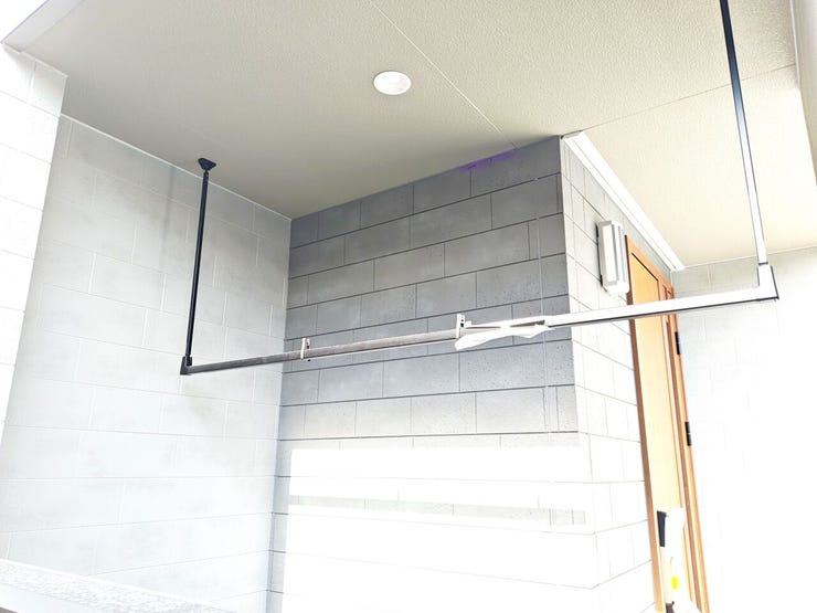 ■玄関横にはちょっとした物干しスペースもございます(撮影日:2025.11.10)