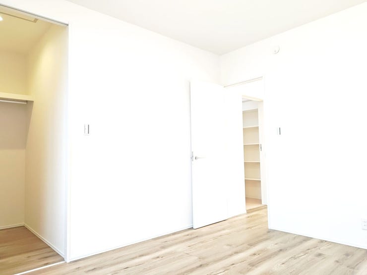 ■反射率の高い白基調のLDKは窓からの光がお部屋全体に広がって明るい印象です◎(撮影日:2025.11.10)