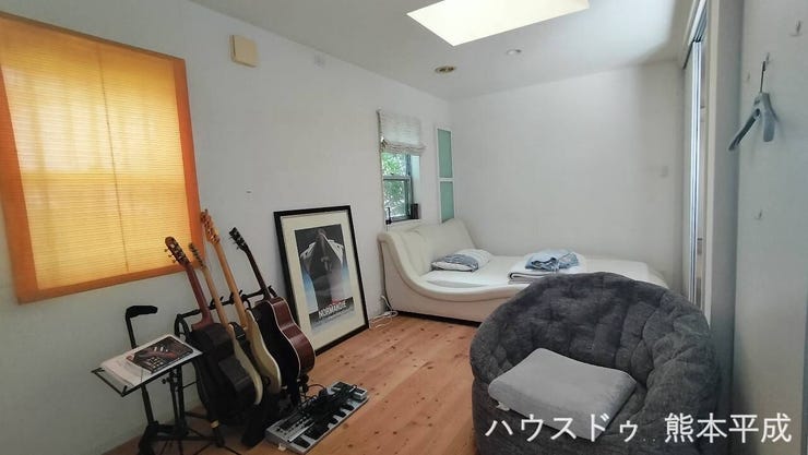 天井から太陽光が差し込みます