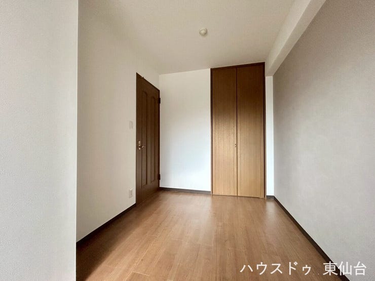 こちらの洋室は玄関脇の4.5帖のお部屋になっております♪