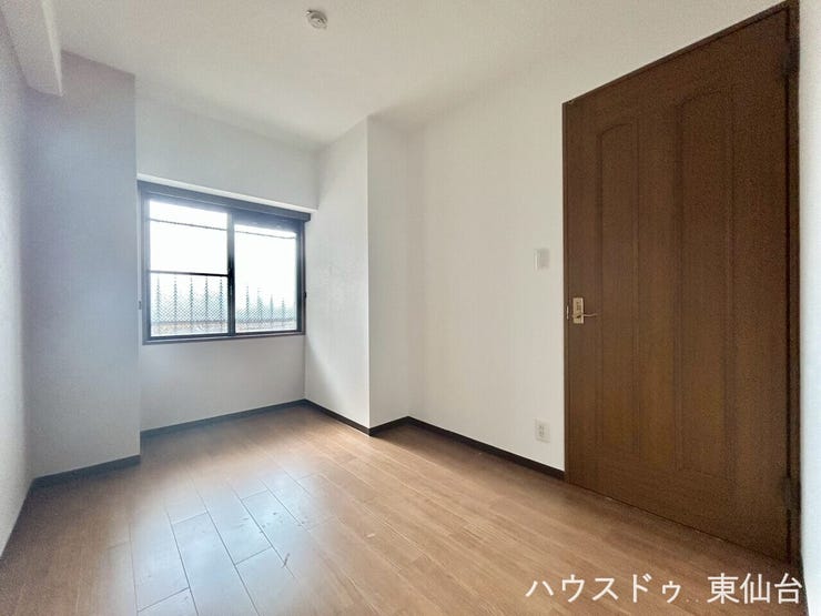 窓の外は角部屋特権!専用ポーチなので人の通りも気になりません♪