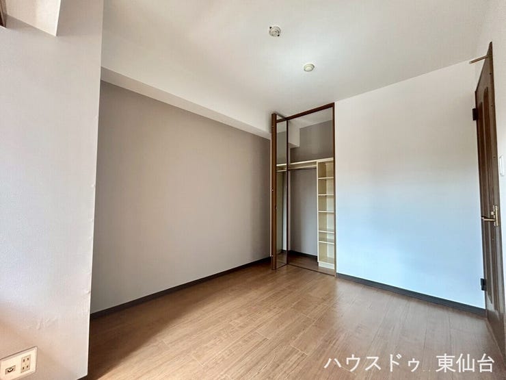 こちらの洋室はバルコニー付きの5.5帖のお部屋になっております。