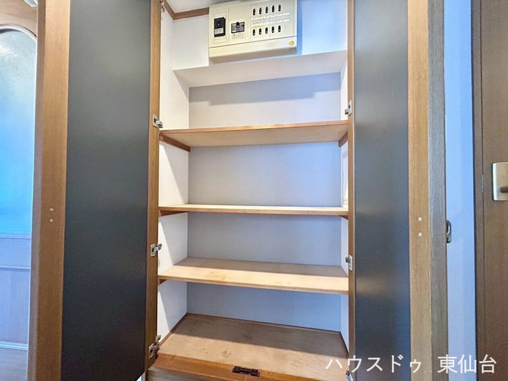 こちらは廊下にあります収納になっております。