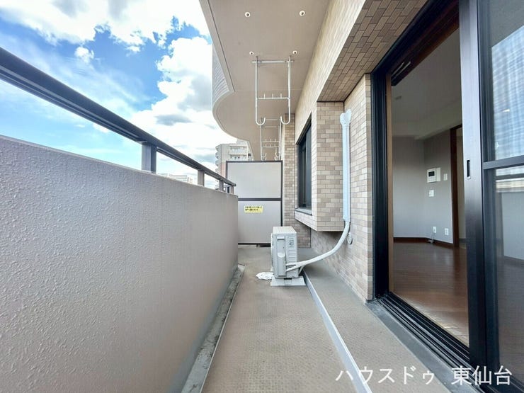 バルコニーはこちら晴れた日は洗濯物もたくさん干せますね♪