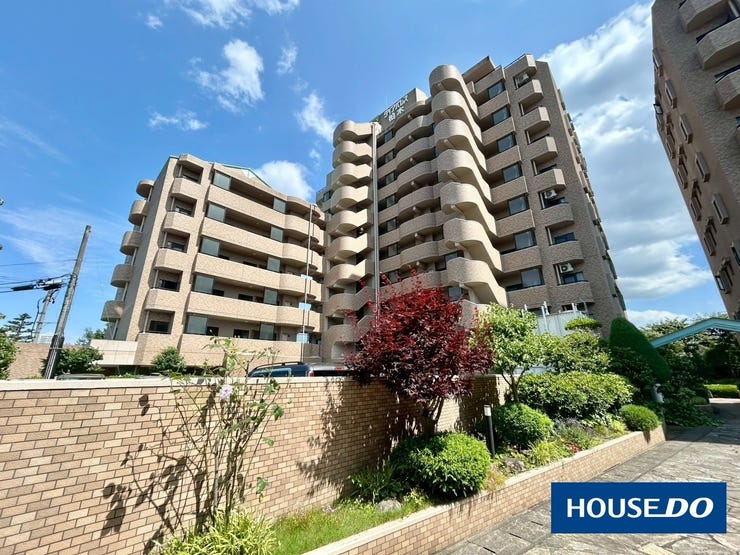 【外観】
3方角部屋で日当たり良好♪
スーパー・コンビニ徒歩約10分の圏内住環境◎